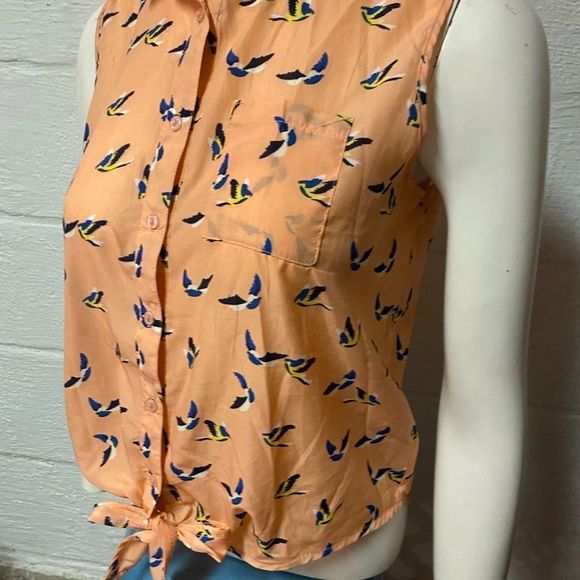Sleeveless blouse, ties at the bottom. - Picture 3 of 7